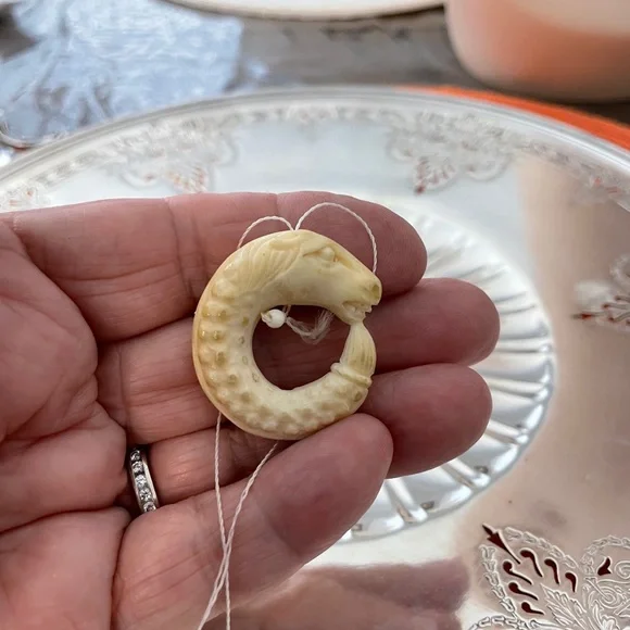 Cream Reptile Pendant bone ring - Picture 4 of 5